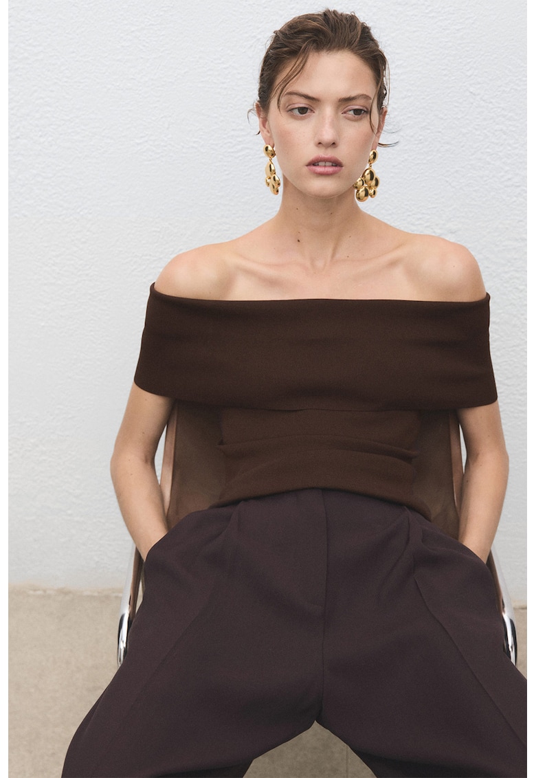 Top tricotat fin cu decolteu pe umeri