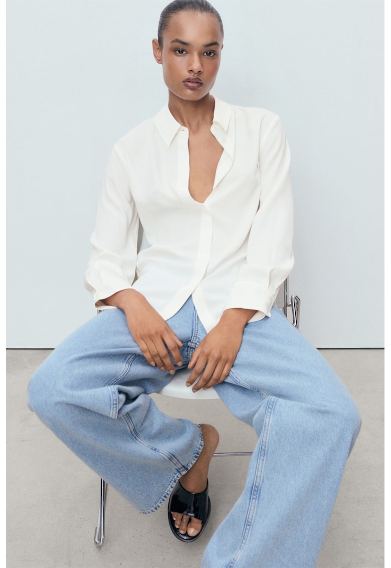 Camasa cu model uni si guler ascutit