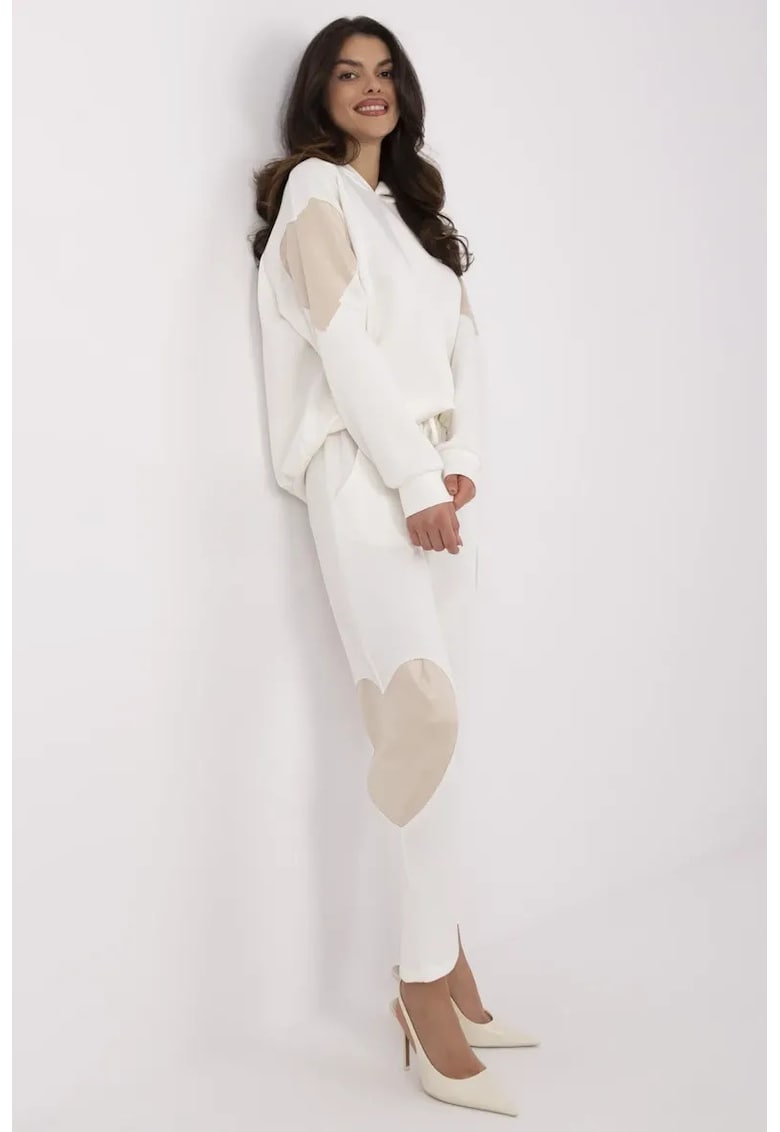 Set de hanorac si pantaloni crop cu detalii cu inima