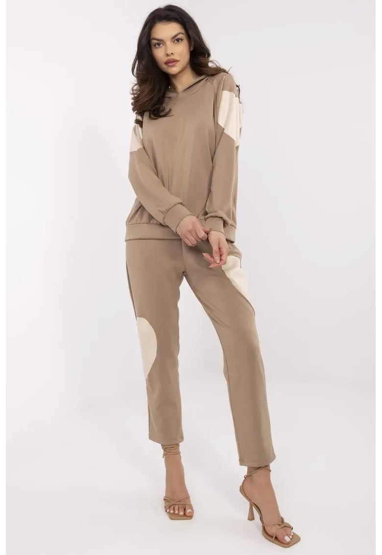 Set de hanorac si pantaloni crop cu detalii cu inima