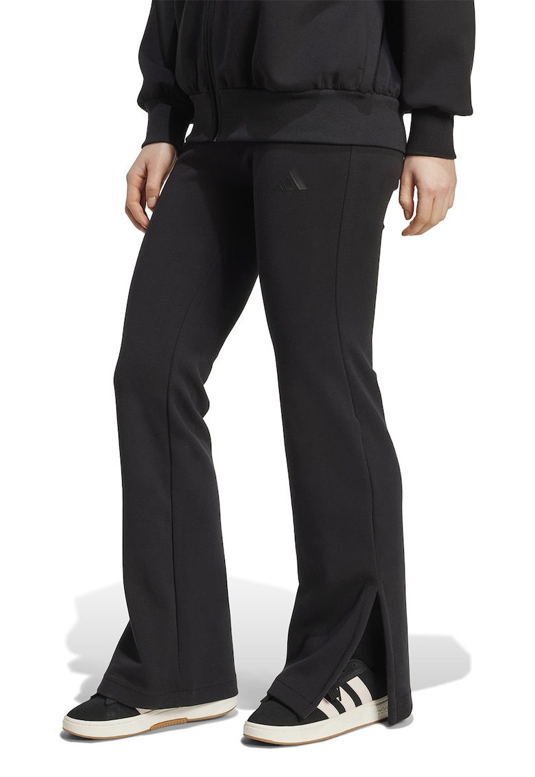 Pantaloni de trening cu croiala bootcut si slituri la terminatie