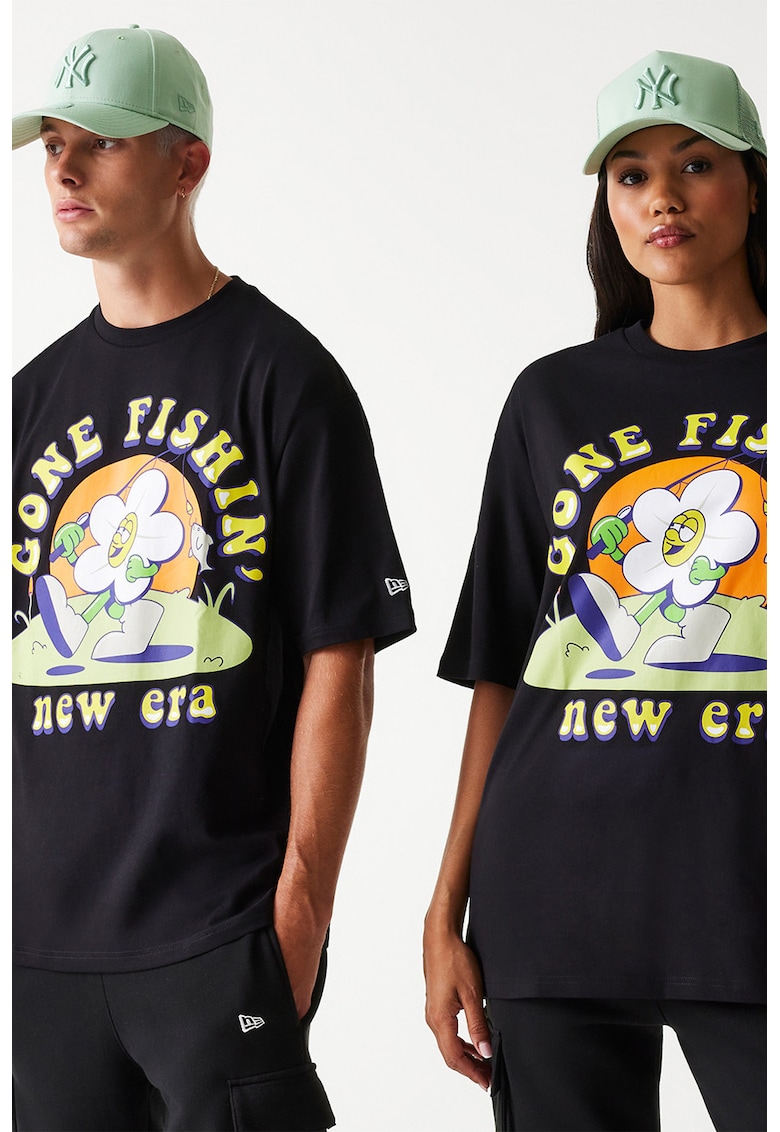 Tricou unisex cu imprimeu grafic si decolteu la baza gatului