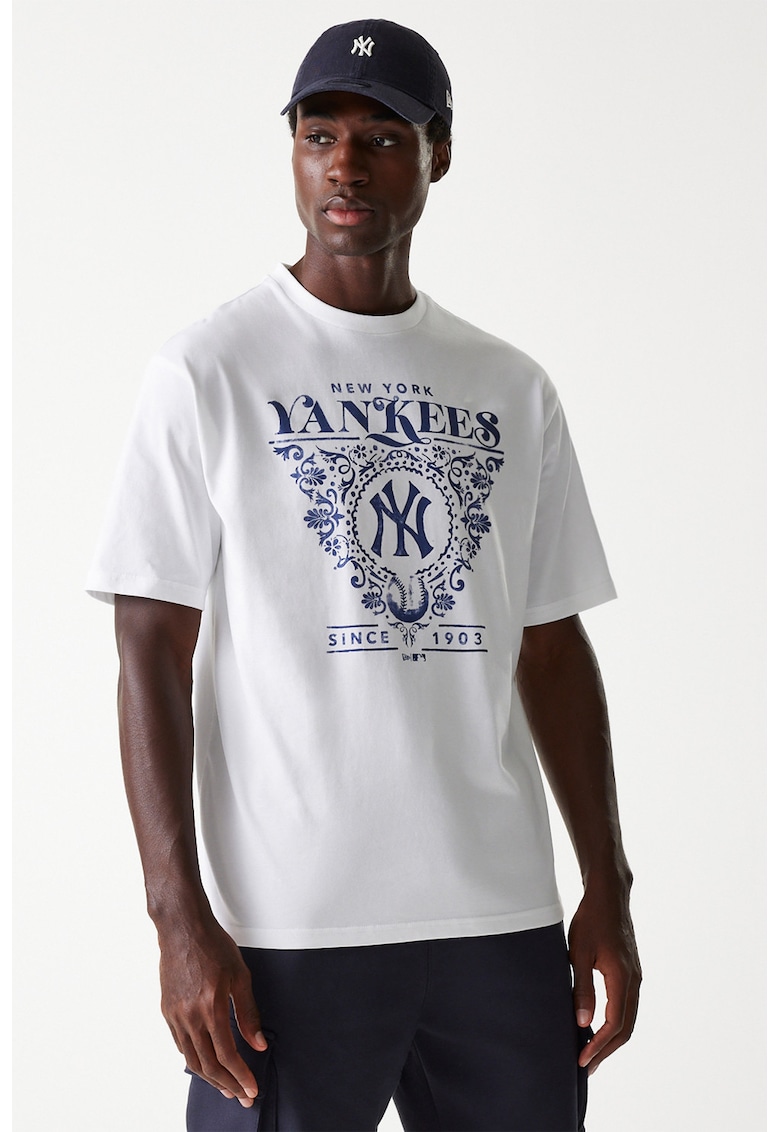 Tricou cu imprimeu grafic si decolteu la baza gatului NY Yankeers - Albastru inchis/Alb optic