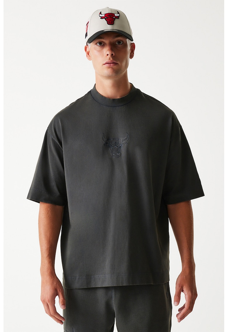 Tricou cu detaliu brodat si decolteu la baza gatului