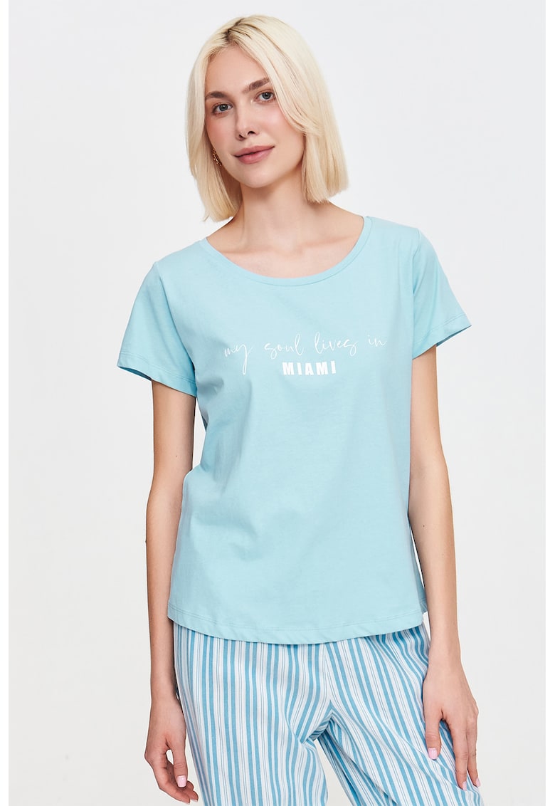 Tricou cu decolteu rotund si model text