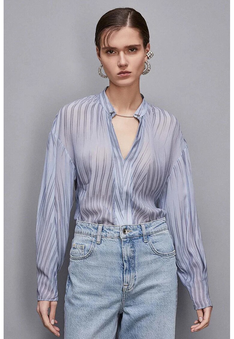 Cămașă transparentă cu imprimeu în dungi si logo metalic Cămașă transparentă cu imprimeu în dungi si logo metalic