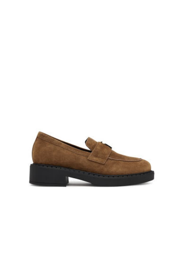 Pantofi loafer de piele intoarsa cu toc si logo metalic