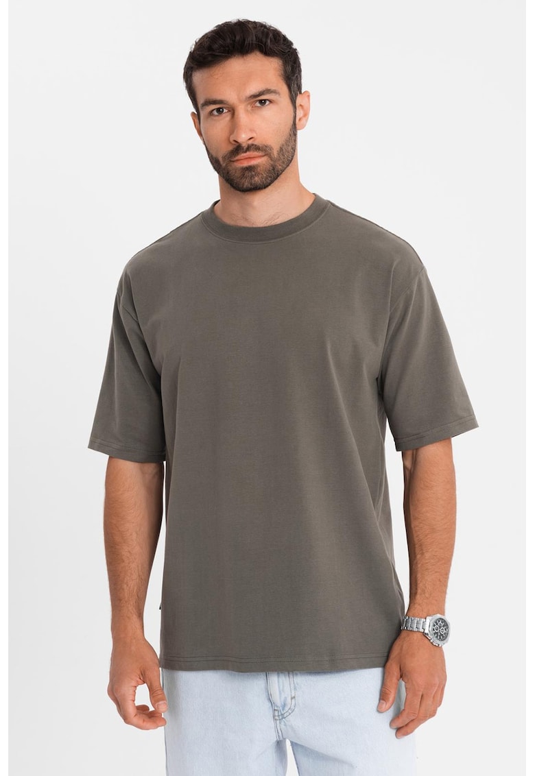 Tricou lejer cu decolteu la baza gatului
