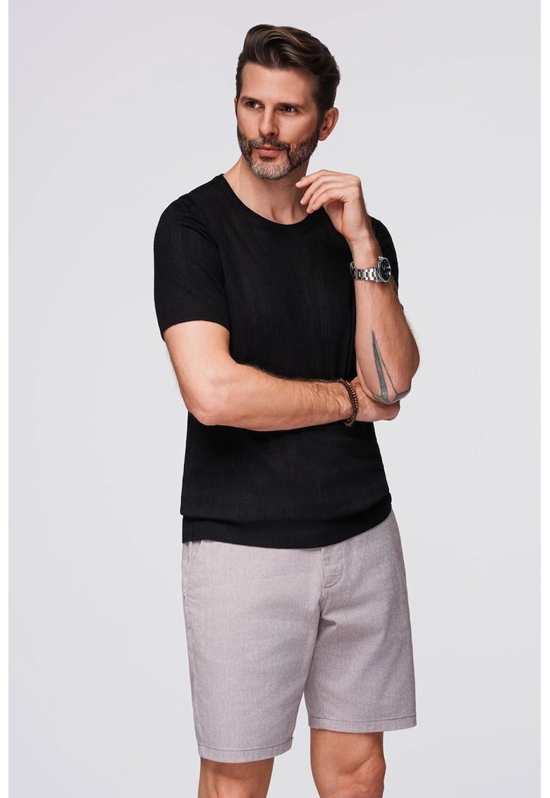 Tricou cu decolteu rotund si aspect perforat