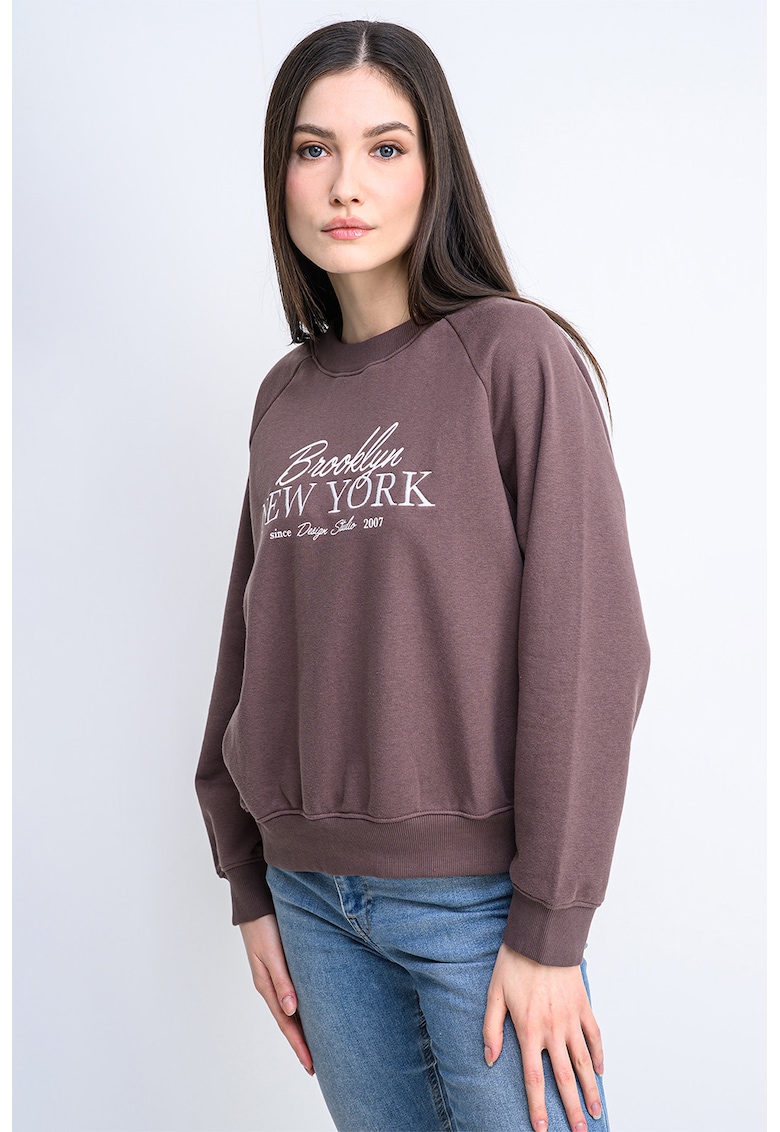 Bluza de trening cu decolteu la baza gatului si imprimeu text - Maro inchis