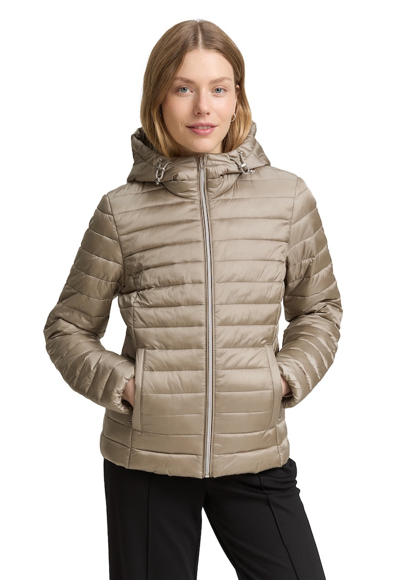 Geaca usoara cu finisaj rezistent la apa si gluga