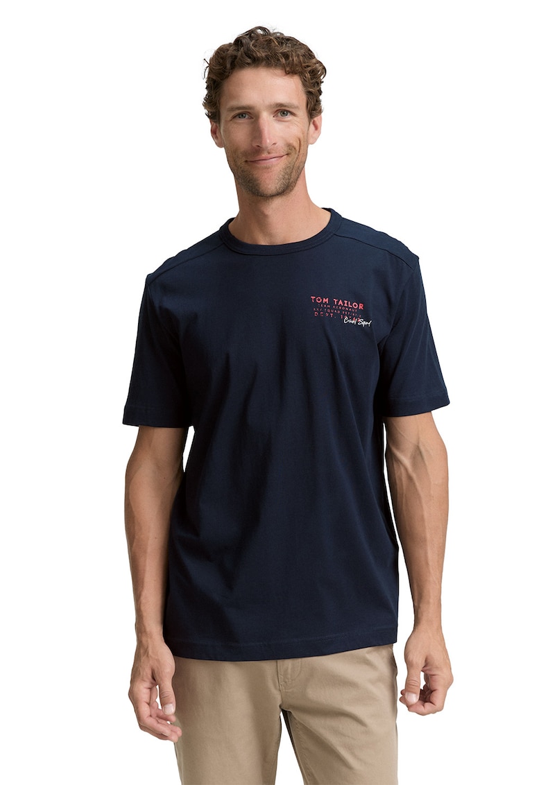 Tricou cu decolteu la baza gatului si detaliu cu logo pe piept