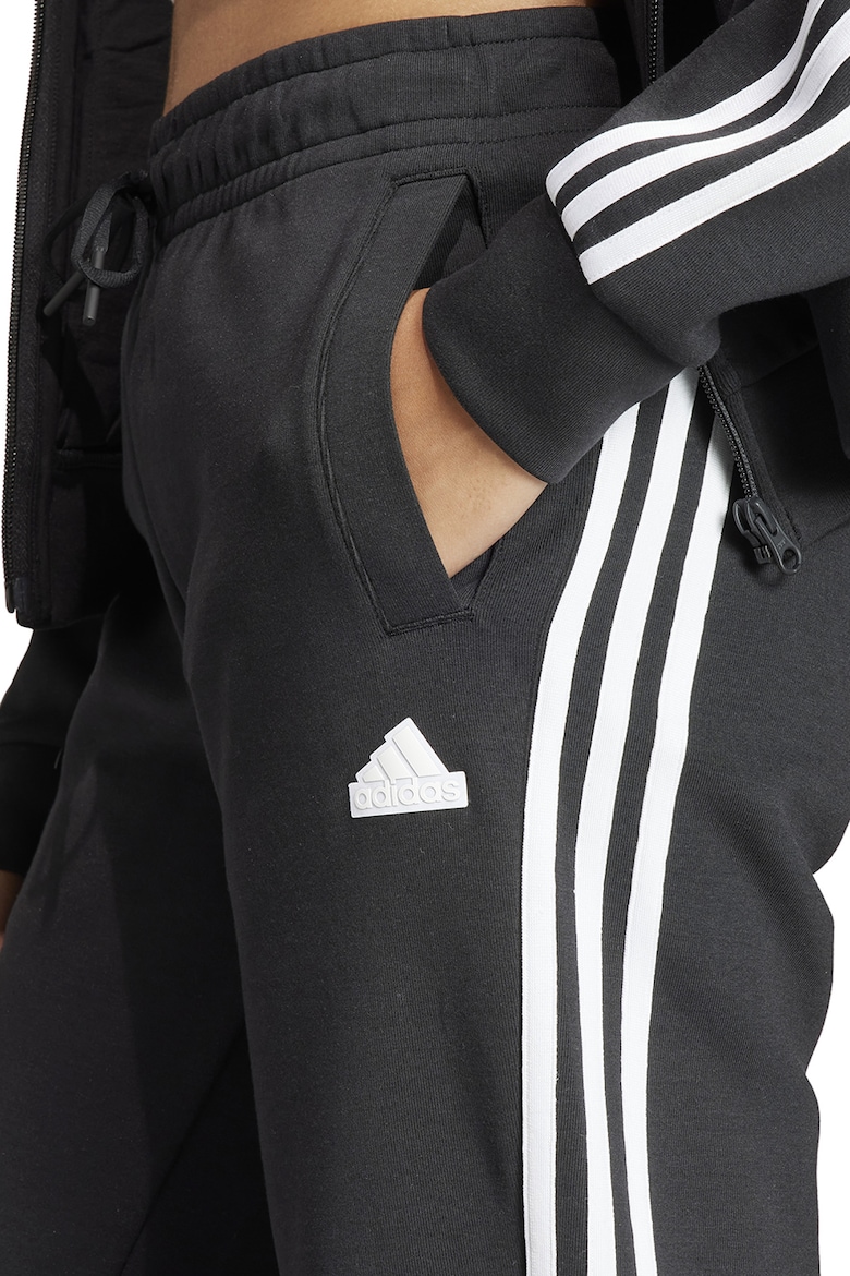 Pantaloni de trening cu buzunare laterale adidas Sportswear (IN9479 ...