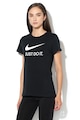 Nike Sportswear szűk fazonú logómintás póló női