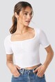 NA-KD Crop póló szögletes nyakrésszel női