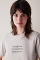 Penti Kerek nyakú pamutpóló feliratos mintával női